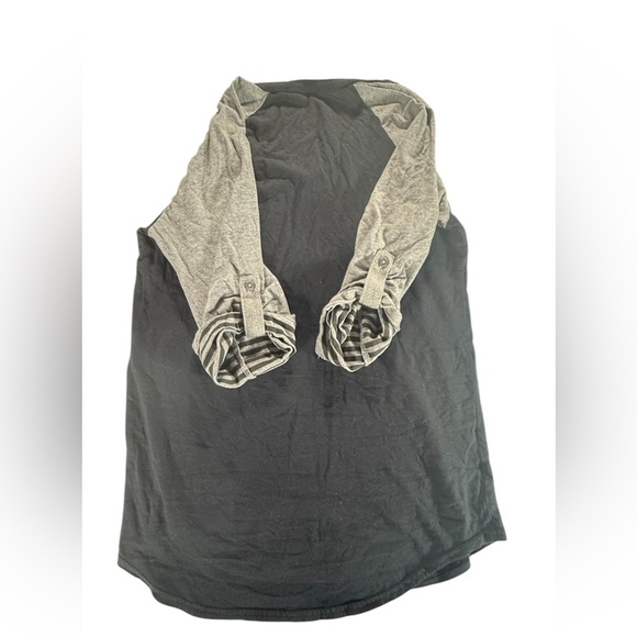 Mitchell & Ness Black and Gray Penguins Tee. Women’s size M - Picture 6 of 6